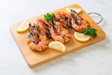 Tahtada limonlu karides ya da ızgara kaplan karidesi