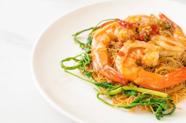 Kızarmış pirinç vermicelli ve karidesli su mimozası.