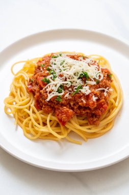 Spagetti bolonez domuz eti ya da kıymalı domates soslu spagetti İtalyan yemeği tarzı.