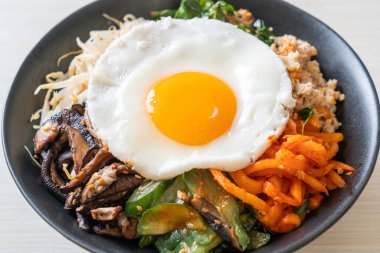 Bibimbap, Kore baharatlı salata pilav ve sahanda yumurta. Geleneksel Kore yemeği tarzı.