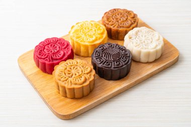 Ahşap tabakta karışık aromalı renkli Çin ay pastası