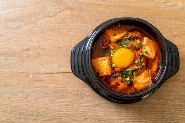 Yumuşak Tofulu Kimchi Çorbası veya Kore Kimchi Güveci - Kore Yemekleri Geleneksel Tarzı