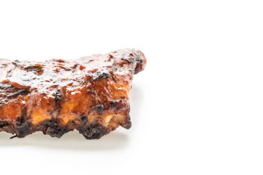 Beyaz arka planda ızgara ve ızgara pirzola.