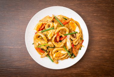 Kızarmış kalamar ya da ahtapotu tuzlu yumurtayla karıştırın - Asya yemeği tarzı