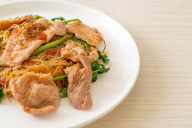 Kızarmış pirinç vermicelli ve domuz etli mimoza Asya usulü.