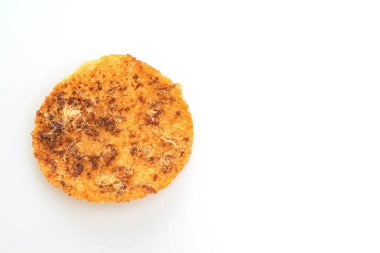 Kurutulmuş domuz pirinçli kraker beyaz arka planda izole edilmiş.