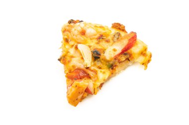 Beyaz arka planda izole edilmiş deniz ürünleri pizzası.