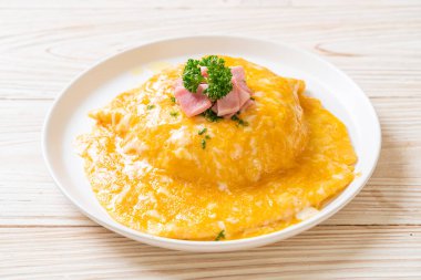 Pirinçli kremalı omlet veya jambonlu pilav ve yumuşak omlet.