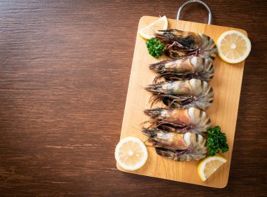 Taze kaplan karidesi ya da tahta üzerinde karides