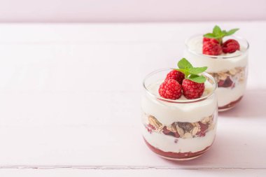 Tahıllı taze ahududu ve yoğurt.