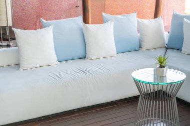 Kanepede güzel ve rahat yastıklar.