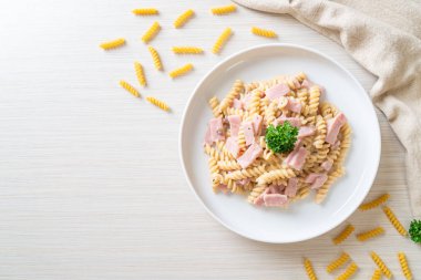 İtalyan usulü jambonlu spiral makarna ve mantar kreması sosu.