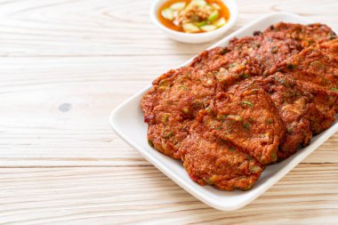 Kızarmış balık köftesi ya da kızarmış balık keki. Asya usulü.