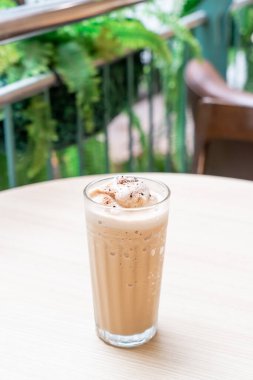 Kahve dükkanında ve restoranda kahveye karıştırılmış espresso.