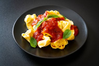 Domates soslu İtalyan tortellini makarnası - İtalyan yemeği tarzı.
