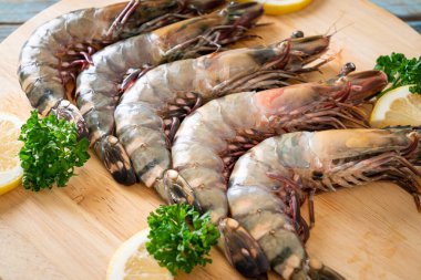 Taze kaplan karidesi ya da tahta üzerinde karides