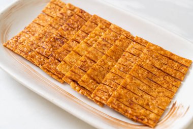 tabakta kalamar deniz ürünleri atıştırması