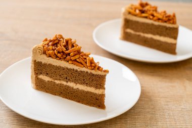 Ev yapımı kahve badem keki beyaz tabakta.