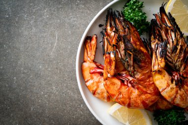 Izgara kaplan karidesi ya da limonlu karides.