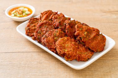 Kızarmış balık köftesi ya da kızarmış balık keki. Asya usulü.