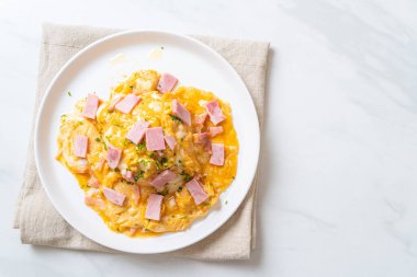 Pirinçli kremalı omlet veya jambonlu pilav ve yumuşak omlet.