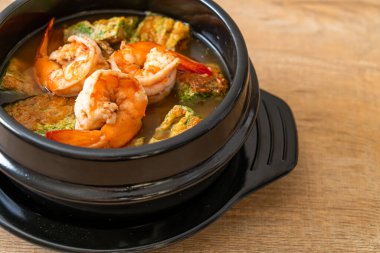 Karides ve sebze omletli Tamarind Paste 'den yapılmış ekşi çorba - Asya usulü.