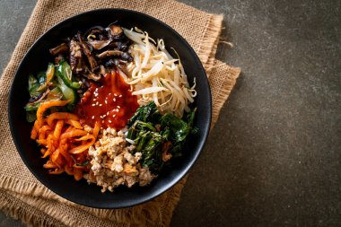Bibimbap, Kore baharatlı salata ve pirinç kasesi. Geleneksel Kore yemeği tarzı.