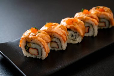 Sos soslu ızgara somon balığı. Japon usulü.