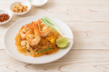 Vermicelli Pad Thai veya Tayland usulü karidesli kızartılmış vermicelli.