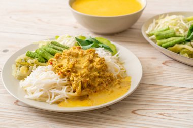 Tayland Pirinç Eriştesi ve Yengeç Körisi ve Çeşitli Sebzeler Tayland yerel güney yemekleri