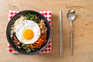 Bibimbap, Kore baharatlı salata pilav ve sahanda yumurta. Geleneksel Kore yemeği tarzı.