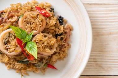 Ev yapımı Basil ve Baharatlı Bitki Kızarmış Pirinç Kalamar veya Ahtapot - Asya yemek tarzı