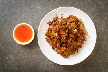 Kızarmış midyeli krep ya da midyeli omlet.