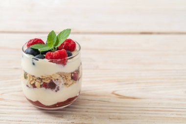 Ev yapımı ahududu ve yaban mersinli yoğurt ve granola. Sağlıklı yemek tarzı.