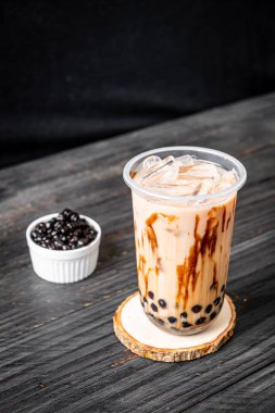 Tahta masada köpüklü Tayvan sütü çayı