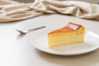 Beyaz tabakta ev yapımı cheesecake.