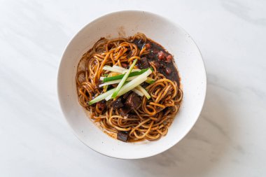 Jajangmyeon ya da JJajangmyeon, Kore Gıda Stili olan Kore eriştesidir.