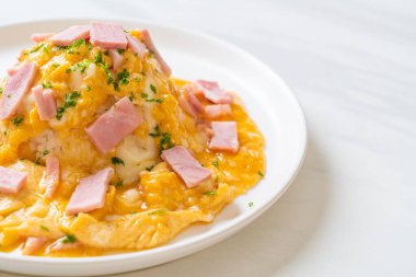 Pirinçli kremalı omlet veya jambonlu pilav ve yumuşak omlet.