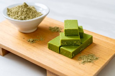 Taze ve yumuşak kibrit, yeşil çay tozlu yeşil çikolata.