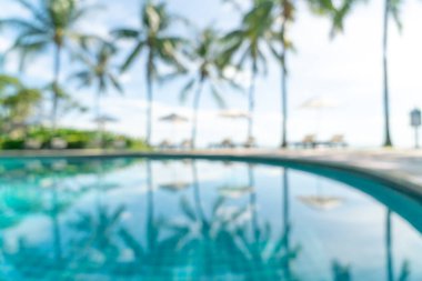 Lüks otel tatil beldesinde yüzme havuzu etrafında soyut bulanık yatak havuzu - tatil konsepti