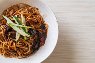 Jajangmyeon ya da JJajangmyeon, Kore Gıda Stili olan Kore eriştesidir.