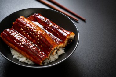 Japon yılan balığı pilav kasesi ya da Unagi don ile kızartılır.