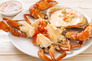 Baharatlı deniz ürünleri soslu taze sütle haşlanmış yumurta yengeci.