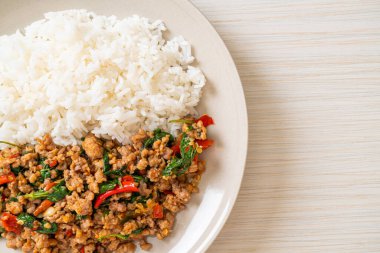 Tayland usulü kızarmış fesleğen, kıymalı domuz ve biberli pilav. Tayland usulü.