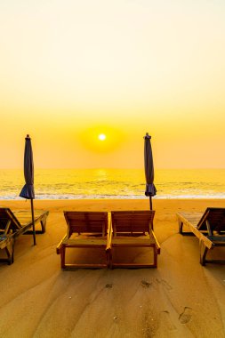 Okyanus geçmişi olan kumsalda boş bir plaj sandalyesi.