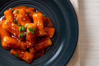 Baharatlı soslu Kore pirinç keki çubuğu (Tteokbokki) - Kore yemeği tarzı