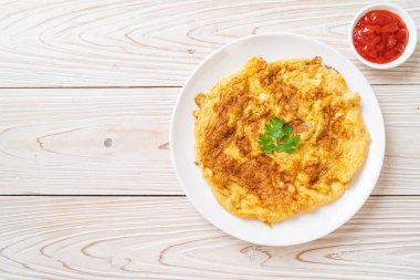 Omlet ya da ketçaplı omlet.