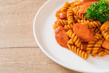 domates soslu ve sosisli spiral ya da spiralli makarna İtalyan yemek stili.