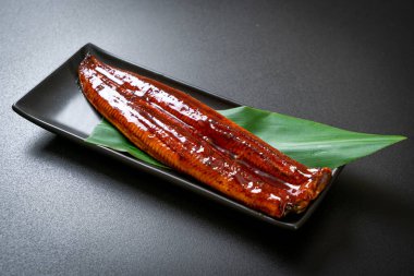 Izgara yılan balığı ya da soslu ızgara unagi (Kabayaki) - Japon yemeği..