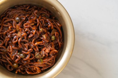 Kore siyah spagettisi ya da kavrulmuş Chajung soya soslu hazır şehriye (chapagetti) - Kore yemeği tarzı